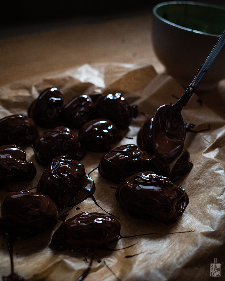 Nut butter filled, chocolate covered dates | Sitno seckano